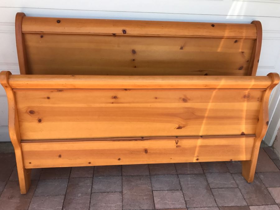 Pine Sleigh Bed With Side Rails Queen Size [Photo 3]