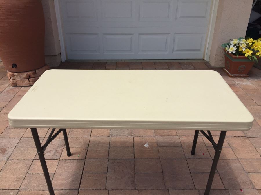 Small LIFETIME Folding Table [Photo 2]