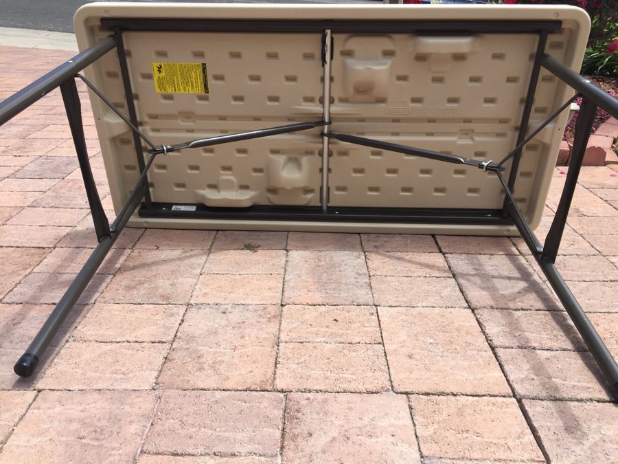 Small LIFETIME Folding Table [Photo 3]