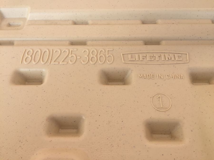 Small LIFETIME Folding Table [Photo 5]