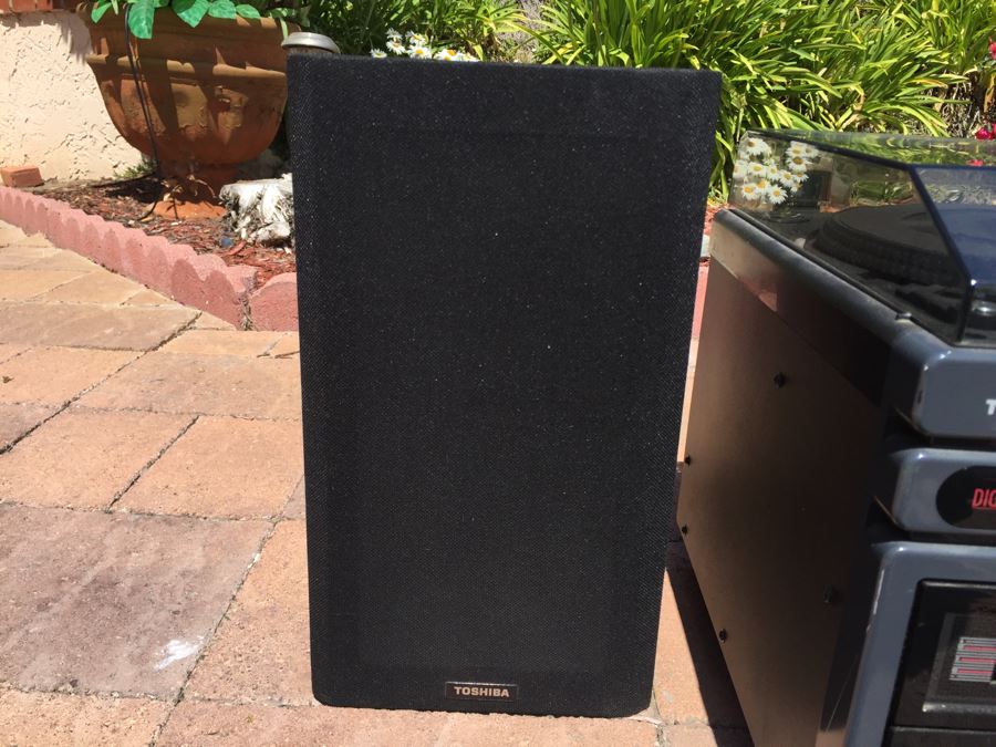 TOSHIBA Stereo Unit With Record Player, Tuner, Double Cassette, Speakers [Photo 5]