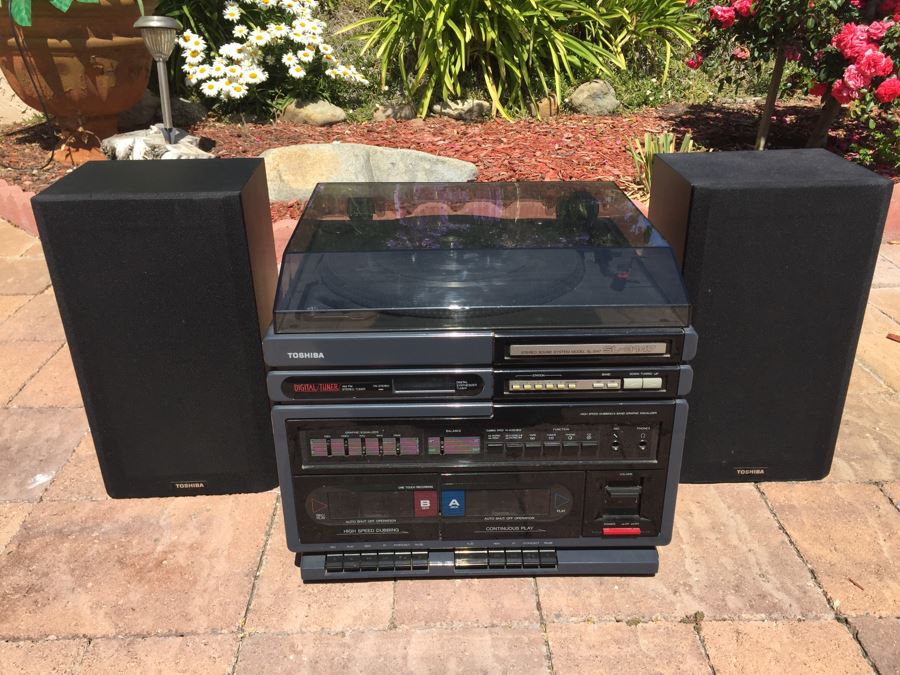 TOSHIBA Stereo Unit With Record Player, Tuner, Double Cassette, Speakers