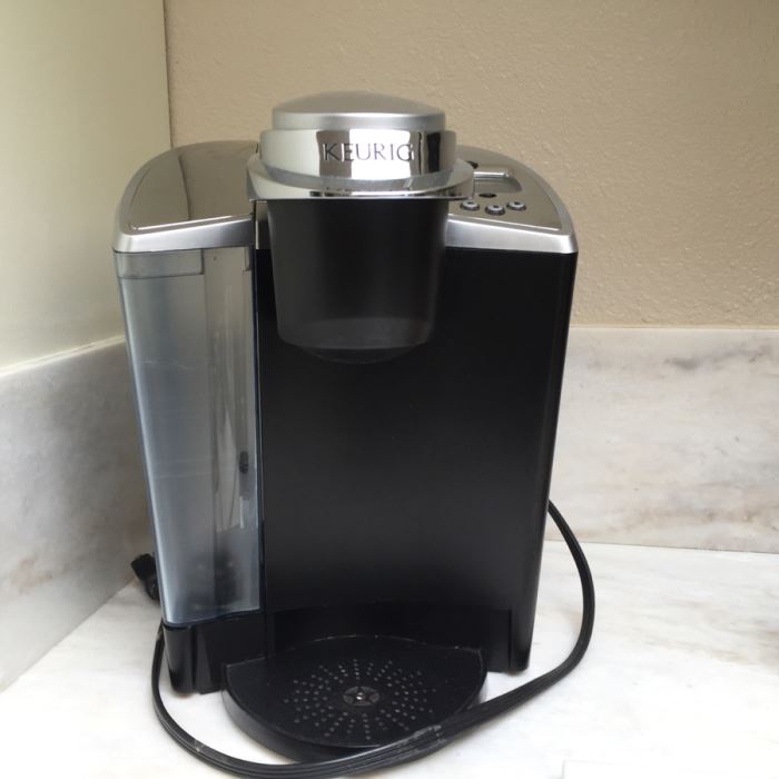 Keurig Coffee Maker With Keurig Cup Holder And Cups [Photo 2]
