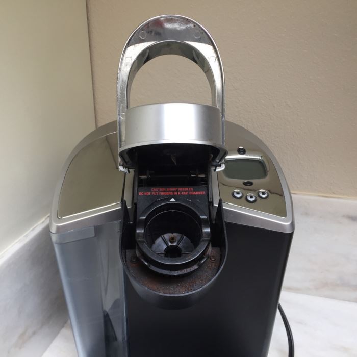 Keurig Coffee Maker With Keurig Cup Holder And Cups [Photo 3]