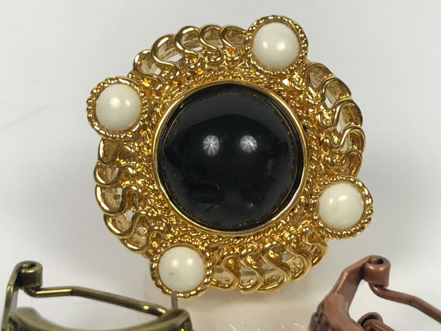 Costume Jewelry Lot With (3) Rings And Matching Earrings (2) Matching Rings Size 8 1/2 Gold Tone Ring Size 7 1/2 [Photo 6]