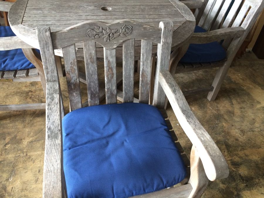 Royal Teak Garden Furniture Outdoor Dining Set with 4 Chairs and Blue Cushions [Photo 2]