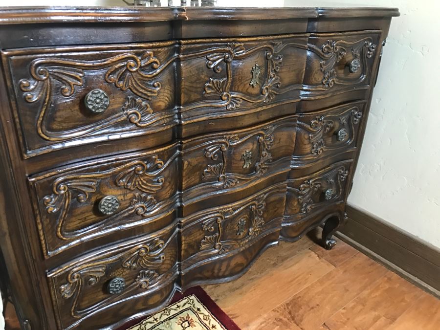 Pair Of Stunning Henredon Four Centuries Wooden Serpentine Front Chest Of Drawers [Photo 16]