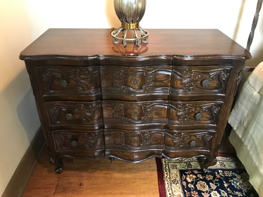 Pair Of Stunning Henredon Four Centuries Wooden Serpentine Front Chest Of Drawers [Photo 20]
