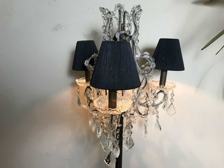 Metal Floor Lamp With Crystal Embellishments [Photo 4]