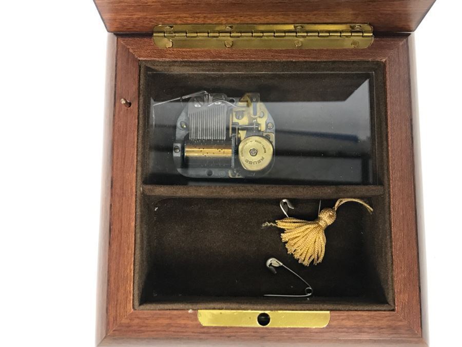 Lockable Sorrento Italian Music Box With Detailed Wooden Inlay Work Reuge Swiss Musical Movement Phantom Of The Opera [Photo 2]