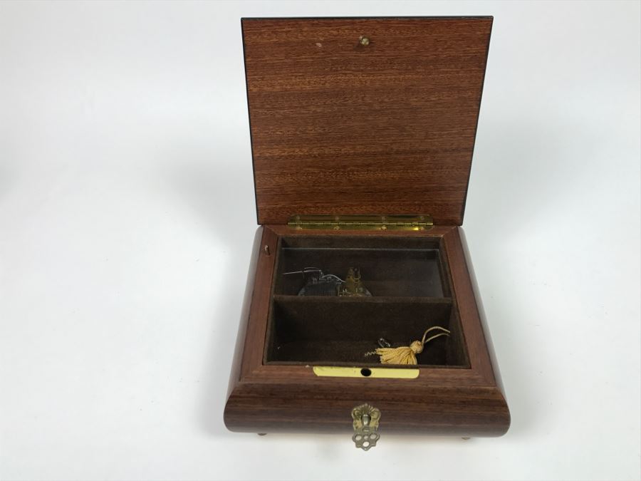 Lockable Sorrento Italian Music Box With Detailed Wooden Inlay Work Reuge Swiss Musical Movement Phantom Of The Opera [Photo 14]