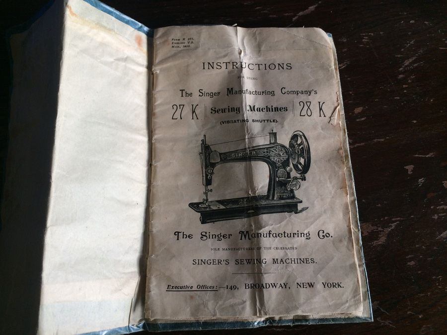 Vintage 1900 SINGER Sewing Machine w/ Cabinet and Manual 27K / 28K [Photo 3]