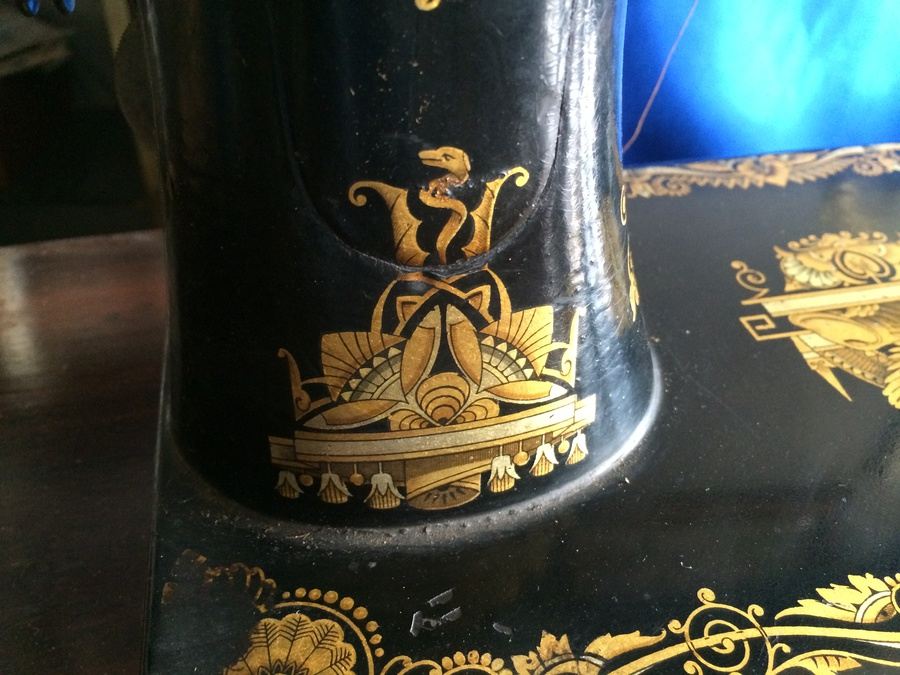 Vintage 1900 SINGER Sewing Machine w/ Cabinet and Manual 27K / 28K [Photo 11]