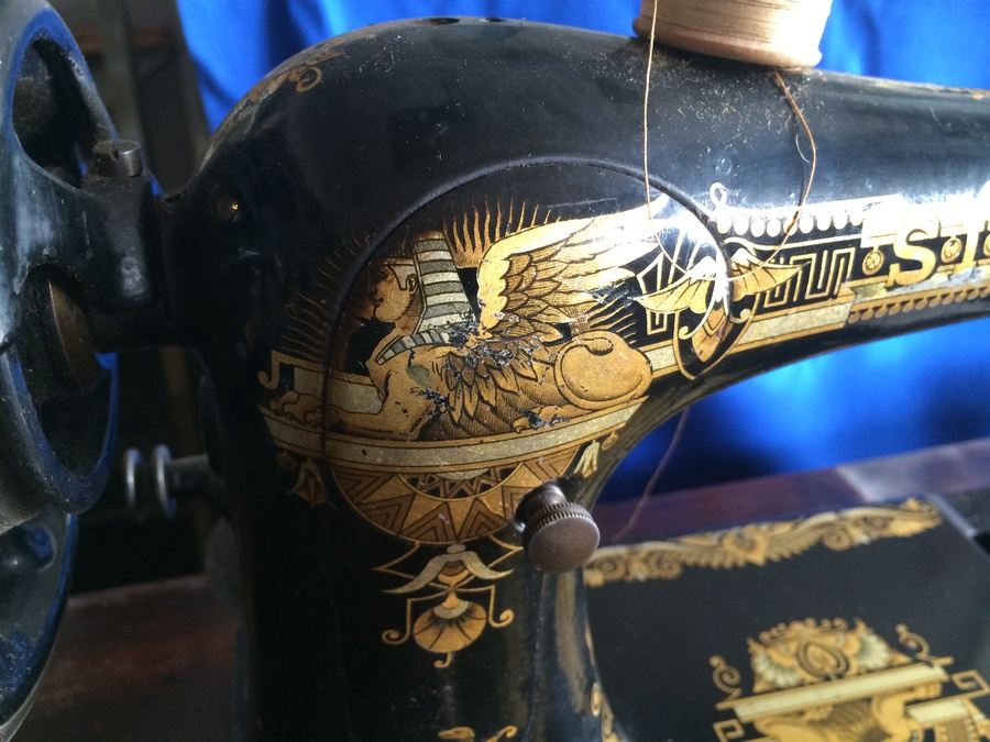 Vintage 1900 SINGER Sewing Machine w/ Cabinet and Manual 27K / 28K [Photo 9]