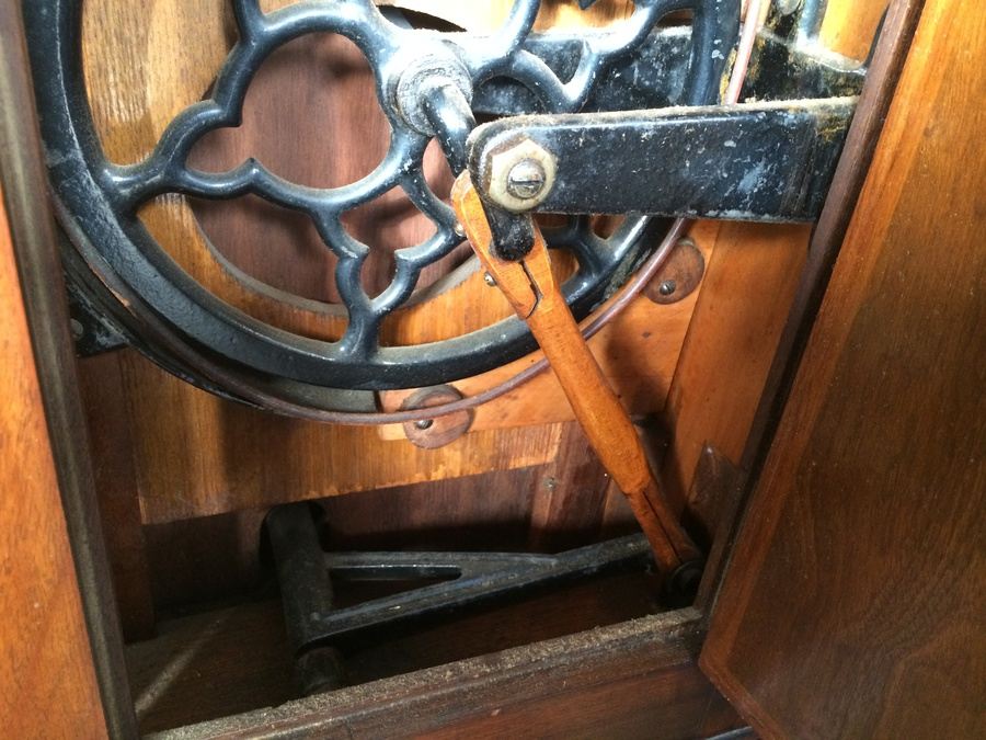 Vintage 1900 SINGER Sewing Machine w/ Cabinet and Manual 27K / 28K [Photo 21]