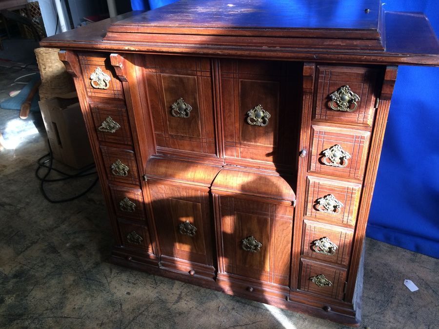 Vintage 1900 SINGER Sewing Machine w/ Cabinet and Manual 27K / 28K [Photo 1]