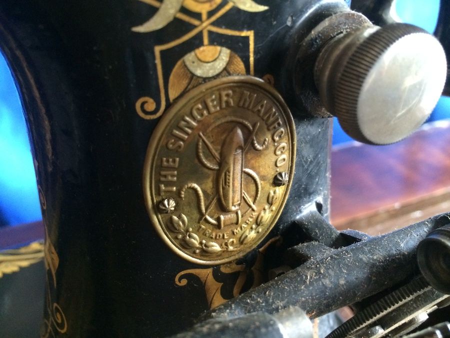 Vintage 1900 SINGER Sewing Machine w/ Cabinet and Manual 27K / 28K [Photo 15]