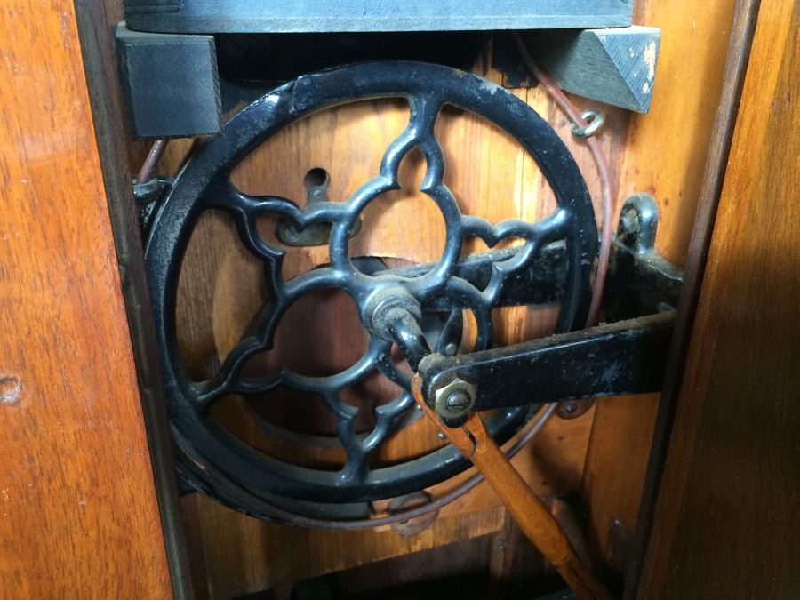 Vintage 1900 SINGER Sewing Machine w/ Cabinet and Manual 27K / 28K [Photo 22]