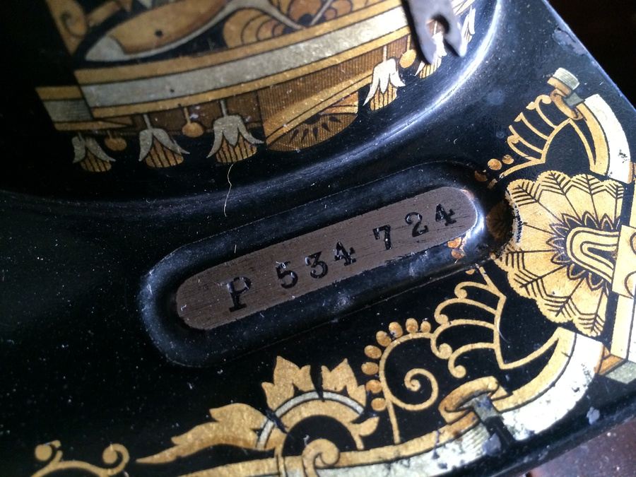 Vintage 1900 SINGER Sewing Machine w/ Cabinet and Manual 27K / 28K [Photo 13]