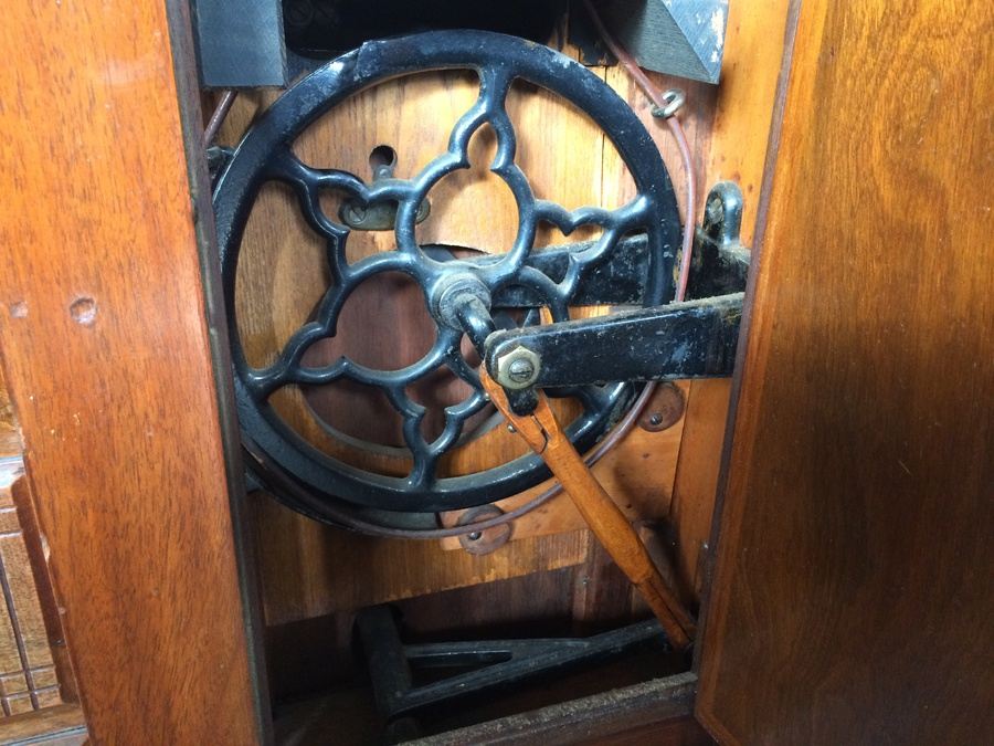 Vintage 1900 SINGER Sewing Machine w/ Cabinet and Manual 27K / 28K [Photo 20]