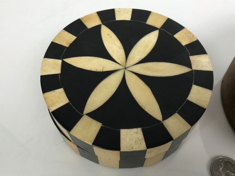 Primitive Box and Inlaid Bone Box [Photo 3]