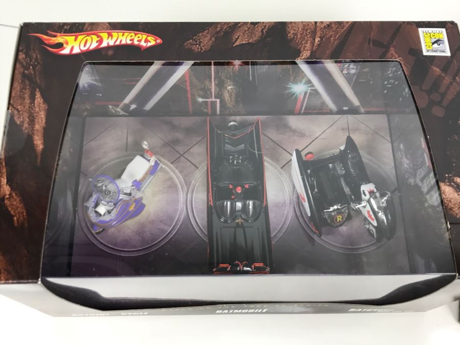 Pair Of Comic-Con Exclusive Hot Wheels Batman Batgirl Cycle, Batmobile, Batcycle With Side Car Based On 1966 Tv Series Mattel 2008 New Old Stock [Photo 6]
