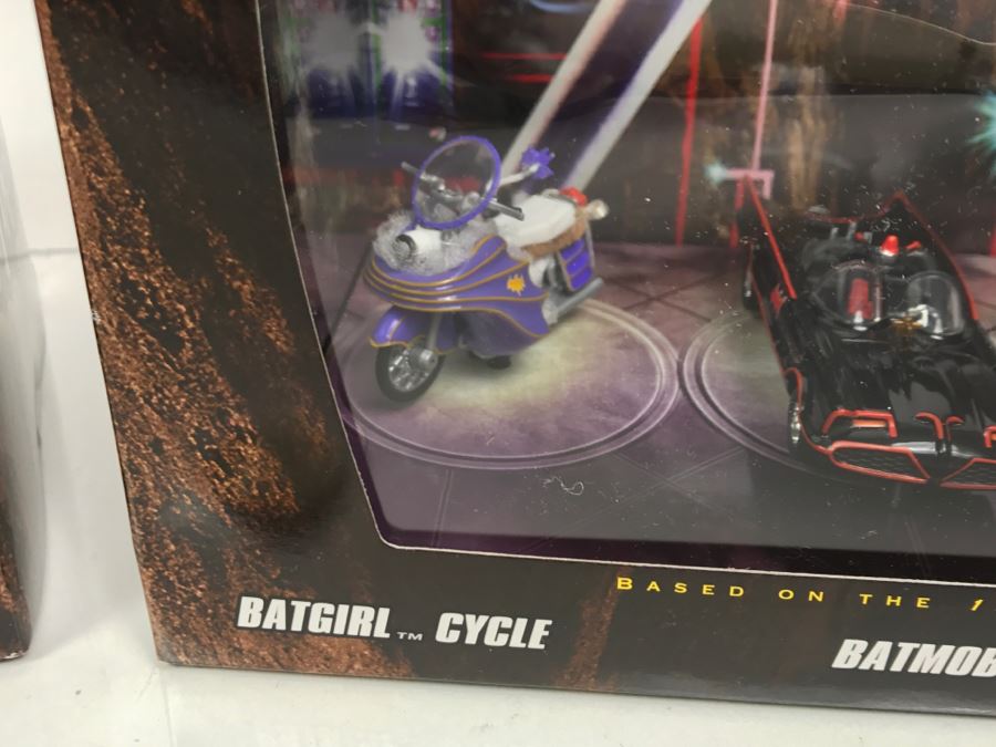 Pair Of Comic-Con Exclusive Hot Wheels Batman Batgirl Cycle, Batmobile, Batcycle With Side Car Based On 1966 Tv Series Mattel 2008 New Old Stock [Photo 11]