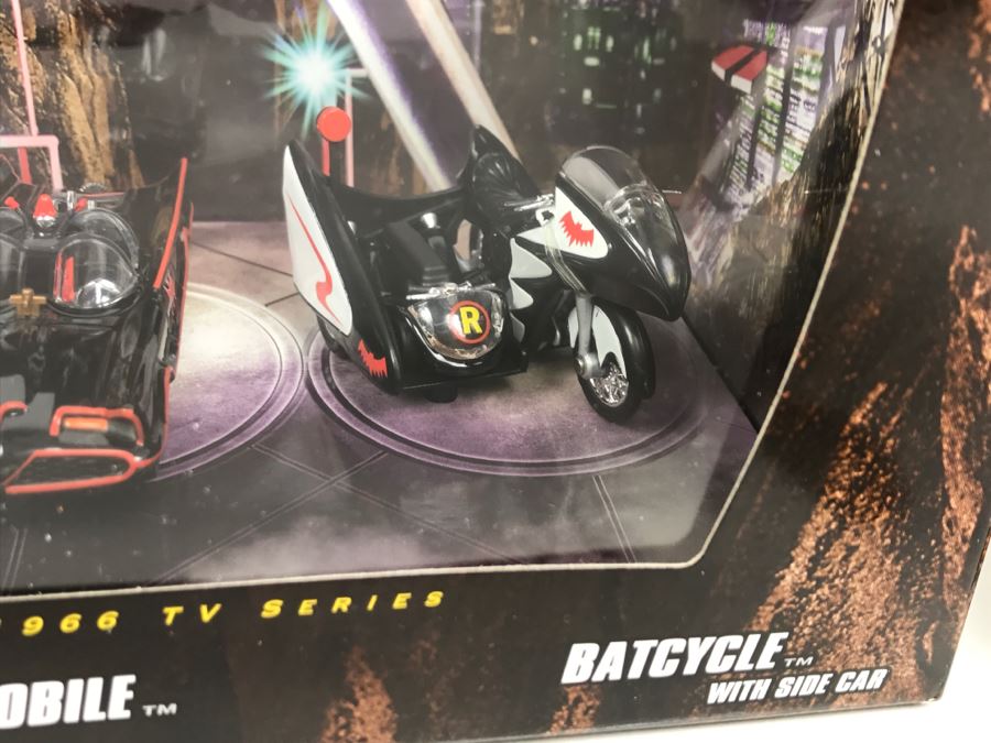 Pair Of Comic-Con Exclusive Hot Wheels Batman Batgirl Cycle, Batmobile, Batcycle With Side Car Based On 1966 Tv Series Mattel 2008 New Old Stock [Photo 5]