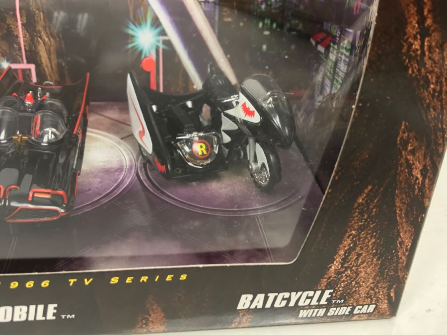 Pair Of Comic-Con Exclusive Hot Wheels Batman Batgirl Cycle, Batmobile, Batcycle With Side Car Based On 1966 Tv Series Mattel 2008 New Old Stock [Photo 10]
