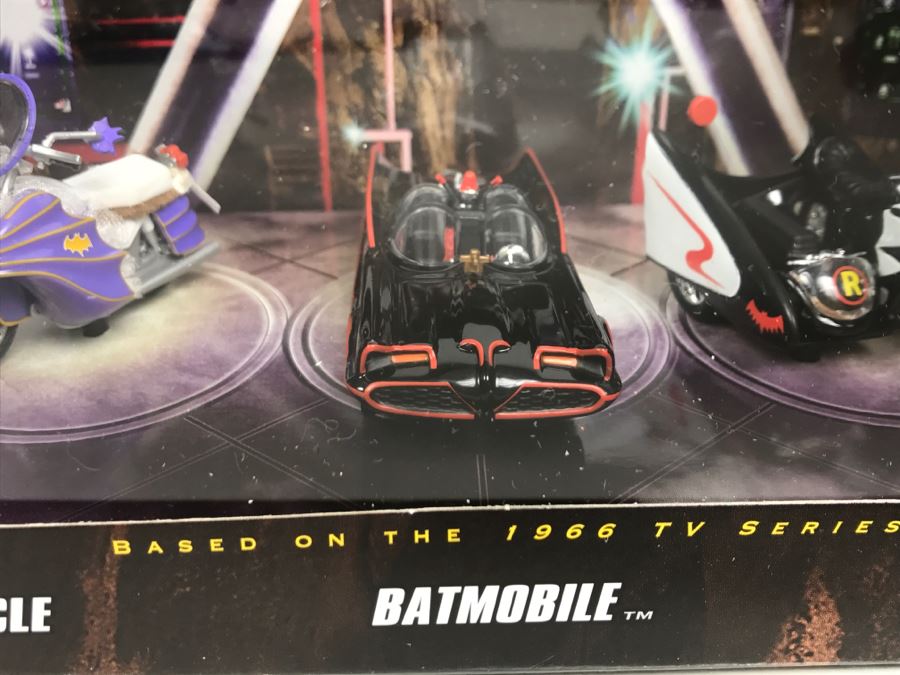 Pair Of Comic-Con Exclusive Hot Wheels Batman Batgirl Cycle, Batmobile, Batcycle With Side Car Based On 1966 Tv Series Mattel 2008 New Old Stock [Photo 4]