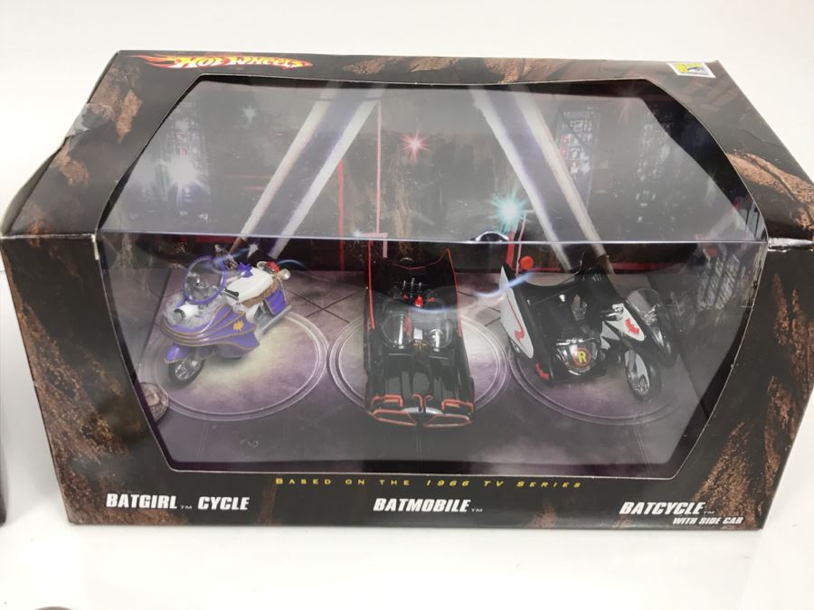 Pair Of Comic-Con Exclusive Hot Wheels Batman Batgirl Cycle, Batmobile, Batcycle With Side Car Based On 1966 Tv Series Mattel 2008 New Old Stock [Photo 7]