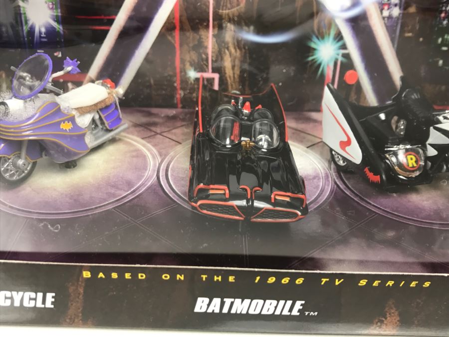Pair Of Comic-Con Exclusive Hot Wheels Batman Batgirl Cycle, Batmobile, Batcycle With Side Car Based On 1966 Tv Series Mattel 2008 New Old Stock [Photo 9]
