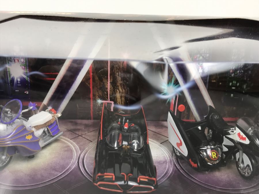 Pair Of Comic-Con Exclusive Hot Wheels Batman Batgirl Cycle, Batmobile, Batcycle With Side Car Based On 1966 Tv Series Mattel 2008 New Old Stock [Photo 8]