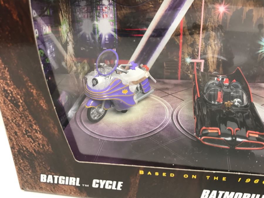 Pair Of Comic-Con Exclusive Hot Wheels Batman Batgirl Cycle, Batmobile, Batcycle With Side Car Based On 1966 Tv Series Mattel 2008 New Old Stock [Photo 3]