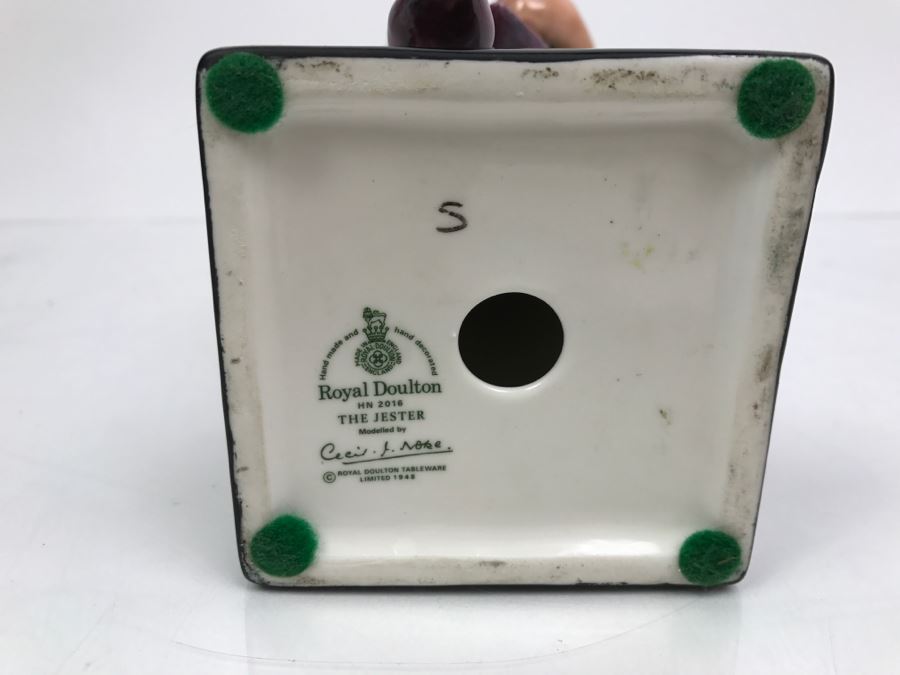 Large Royal Doulton Figurine 'The Jester' HN2016 [Photo 10]