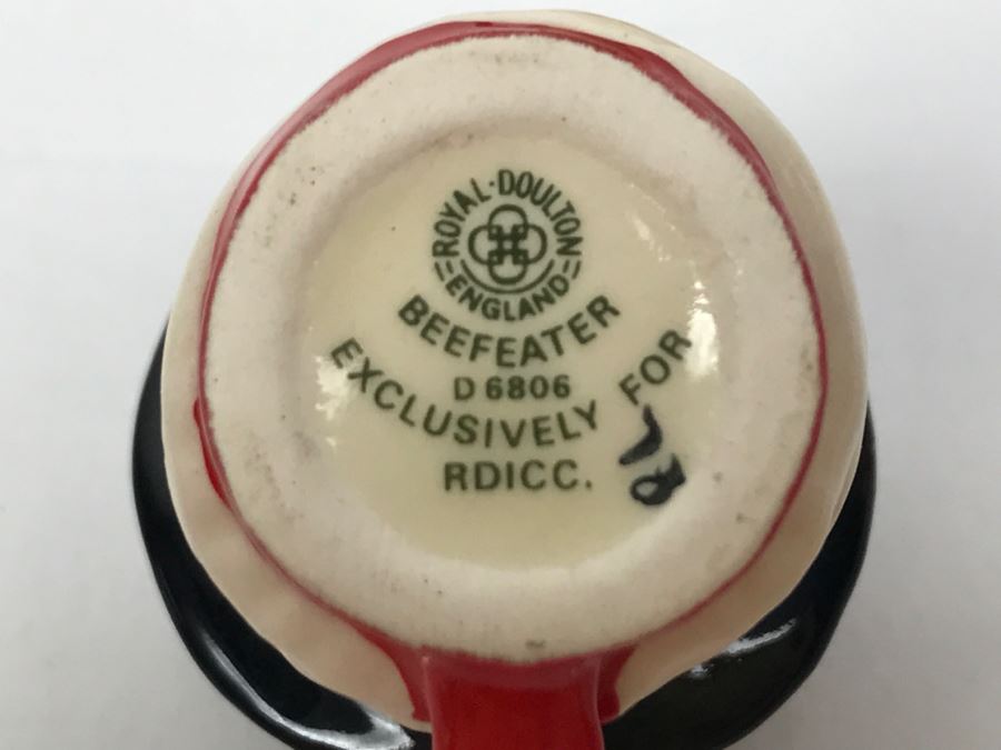 Royal Doulton Miniature Mini Toby Mugs Beefeater Exclusive For RDICC D6806 And Santa Claus D6950 [Photo 7]