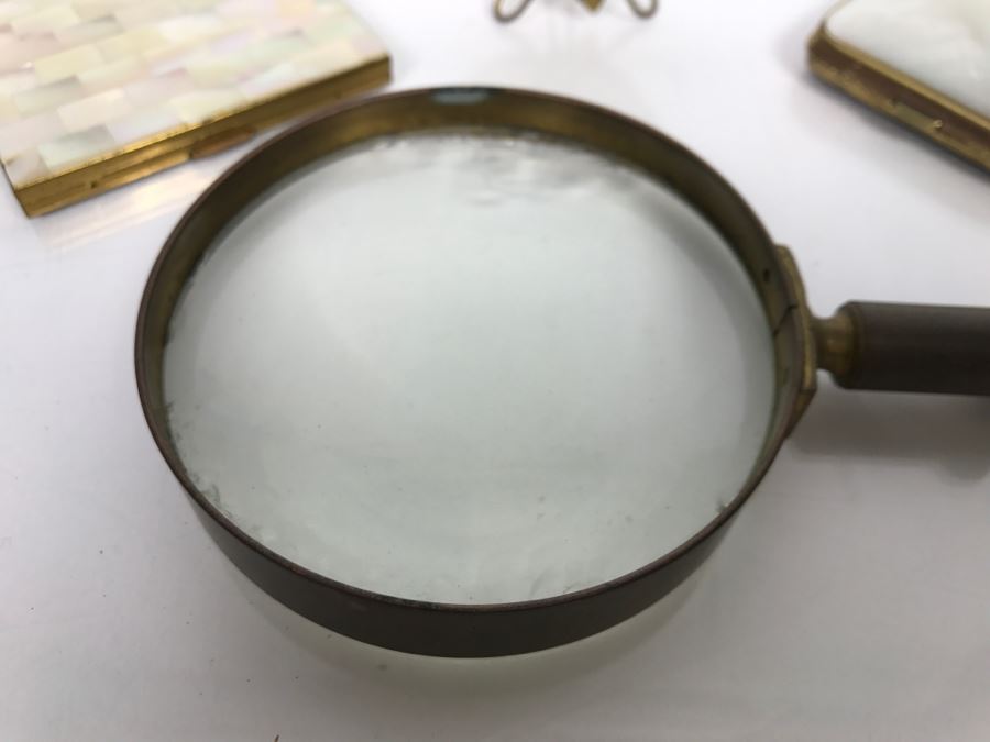 Vintage Magnifying Glass With Shell Handle, Pair Of Compacts And Small Shell Trinket Box [Photo 5]