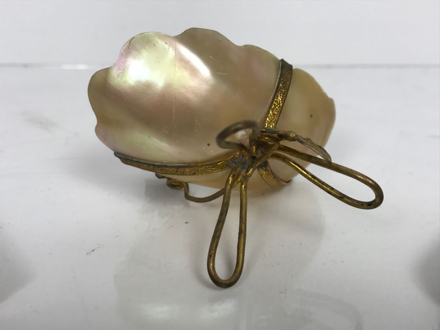 Vintage Magnifying Glass With Shell Handle, Pair Of Compacts And Small Shell Trinket Box [Photo 9]