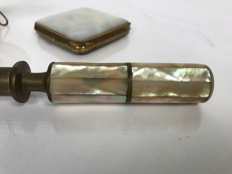 Vintage Magnifying Glass With Shell Handle, Pair Of Compacts And Small Shell Trinket Box [Photo 4]