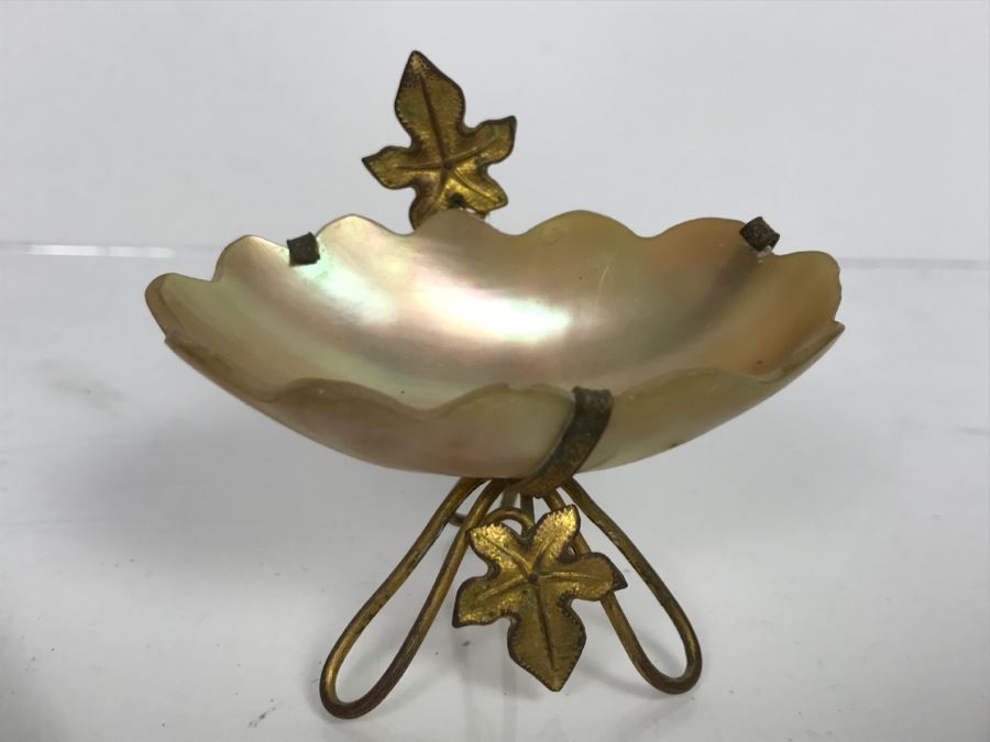 Vintage Magnifying Glass With Shell Handle, Pair Of Compacts And Small Shell Trinket Box [Photo 7]