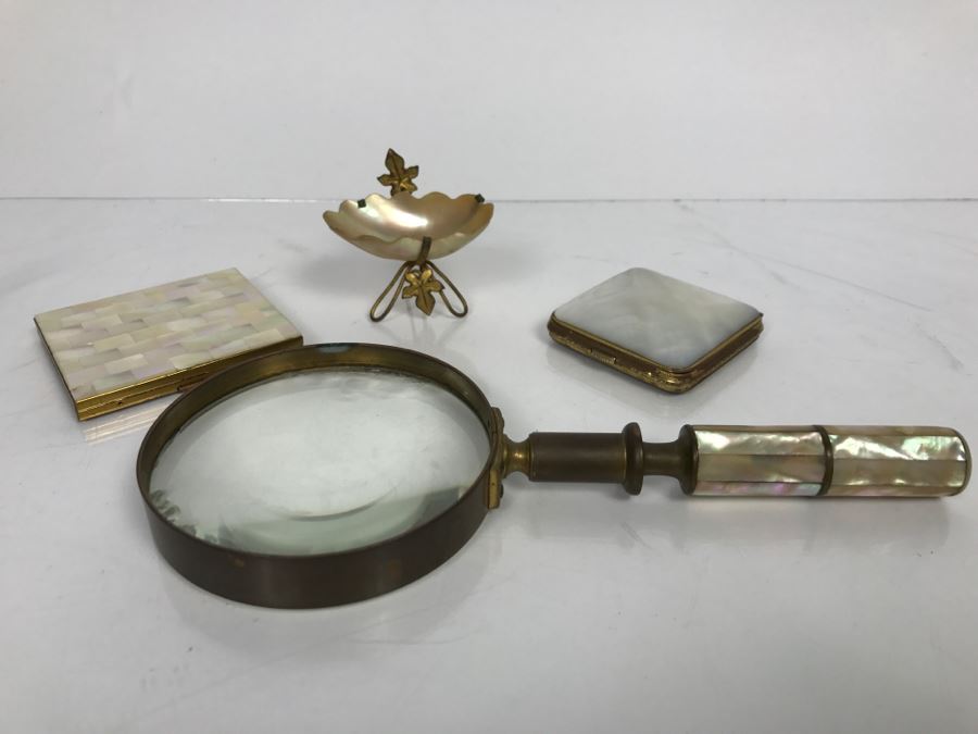 Vintage Magnifying Glass With Shell Handle, Pair Of Compacts And Small Shell Trinket Box [Photo 3]