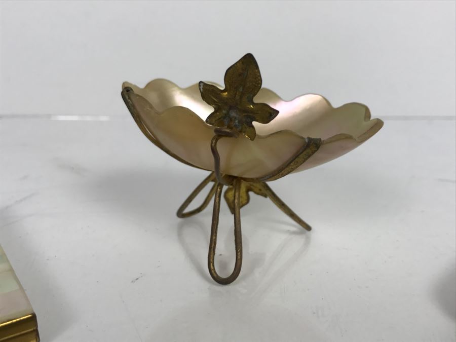 Vintage Magnifying Glass With Shell Handle, Pair Of Compacts And Small Shell Trinket Box [Photo 8]