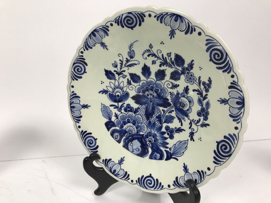 Collection Of Blue Delfts Holland And (2) Crocheted Doilies [Photo 14]