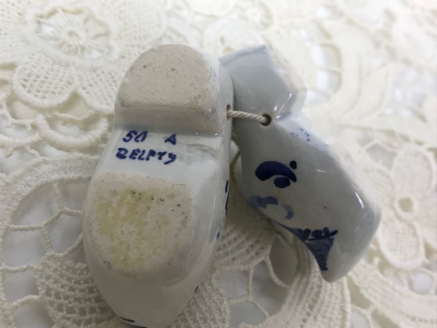 Collection Of Blue Delfts Holland And (2) Crocheted Doilies [Photo 22]