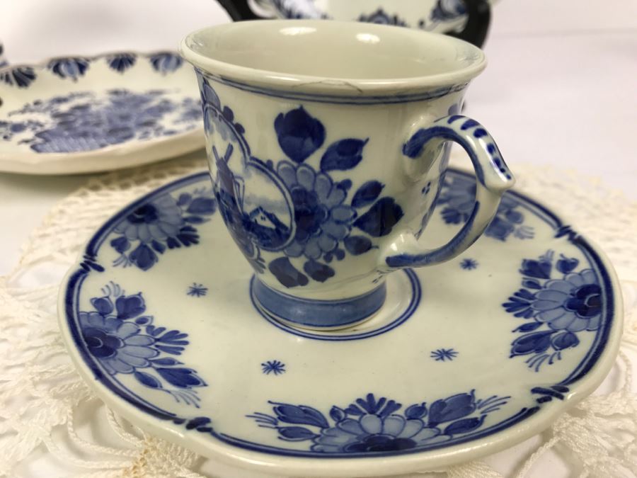 Collection Of Blue Delfts Holland And (2) Crocheted Doilies [Photo 10]