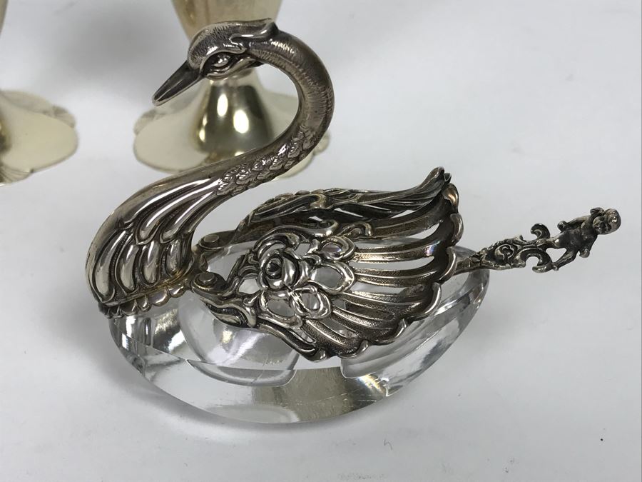 Sterling Silver Salt And Pepper Shakers And PAIR Of Sterling Silver Figural Swan Salt Cellar With Cut Crystal And Sterling Silver Spoons (342g With Crystal Included In Weight) [Photo 13]