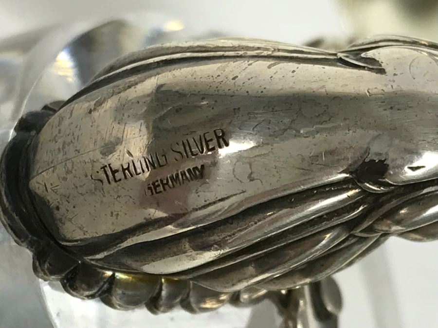 Sterling Silver Salt And Pepper Shakers And PAIR Of Sterling Silver Figural Swan Salt Cellar With Cut Crystal And Sterling Silver Spoons (342g With Crystal Included In Weight) [Photo 14]