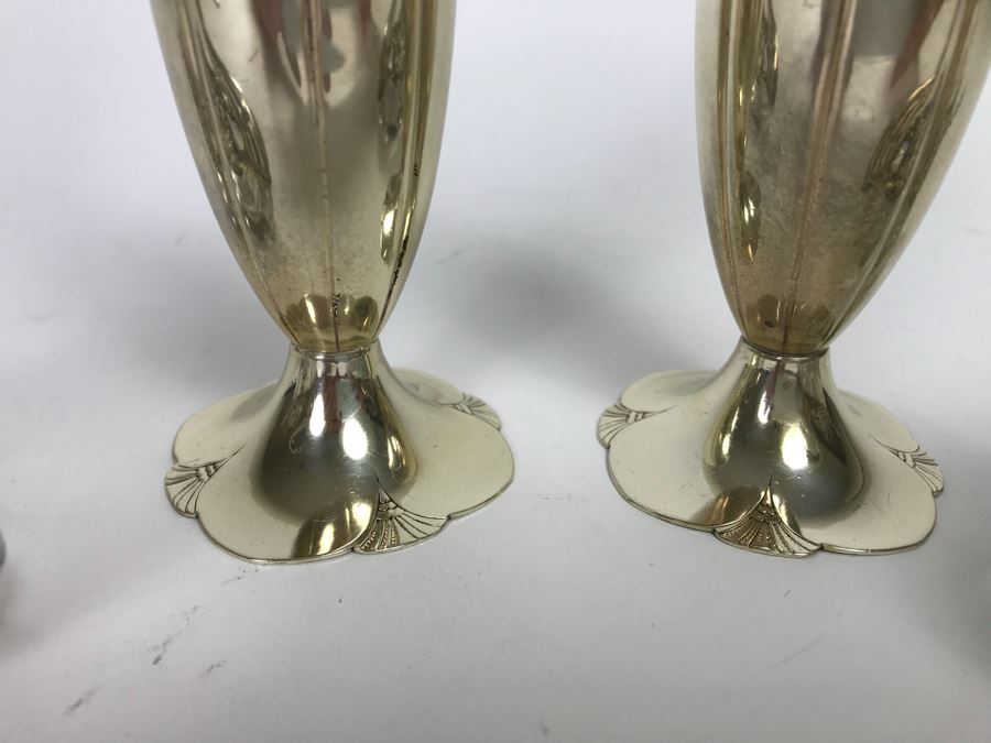 Sterling Silver Salt And Pepper Shakers And PAIR Of Sterling Silver Figural Swan Salt Cellar With Cut Crystal And Sterling Silver Spoons (342g With Crystal Included In Weight) [Photo 4]