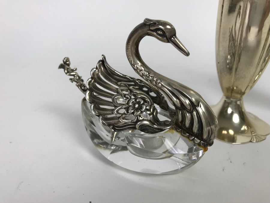 Sterling Silver Salt And Pepper Shakers And PAIR Of Sterling Silver Figural Swan Salt Cellar With Cut Crystal And Sterling Silver Spoons (342g With Crystal Included In Weight) [Photo 5]