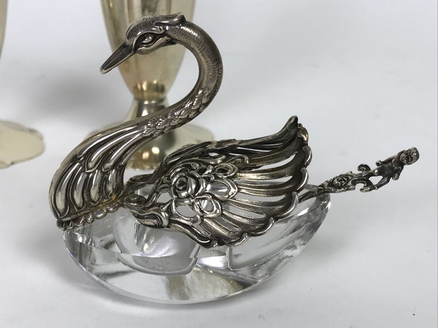 Sterling Silver Salt And Pepper Shakers And PAIR Of Sterling Silver Figural Swan Salt Cellar With Cut Crystal And Sterling Silver Spoons (342g With Crystal Included In Weight) [Photo 12]